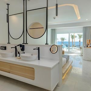 Junior Swim-up Suite-Posh Club